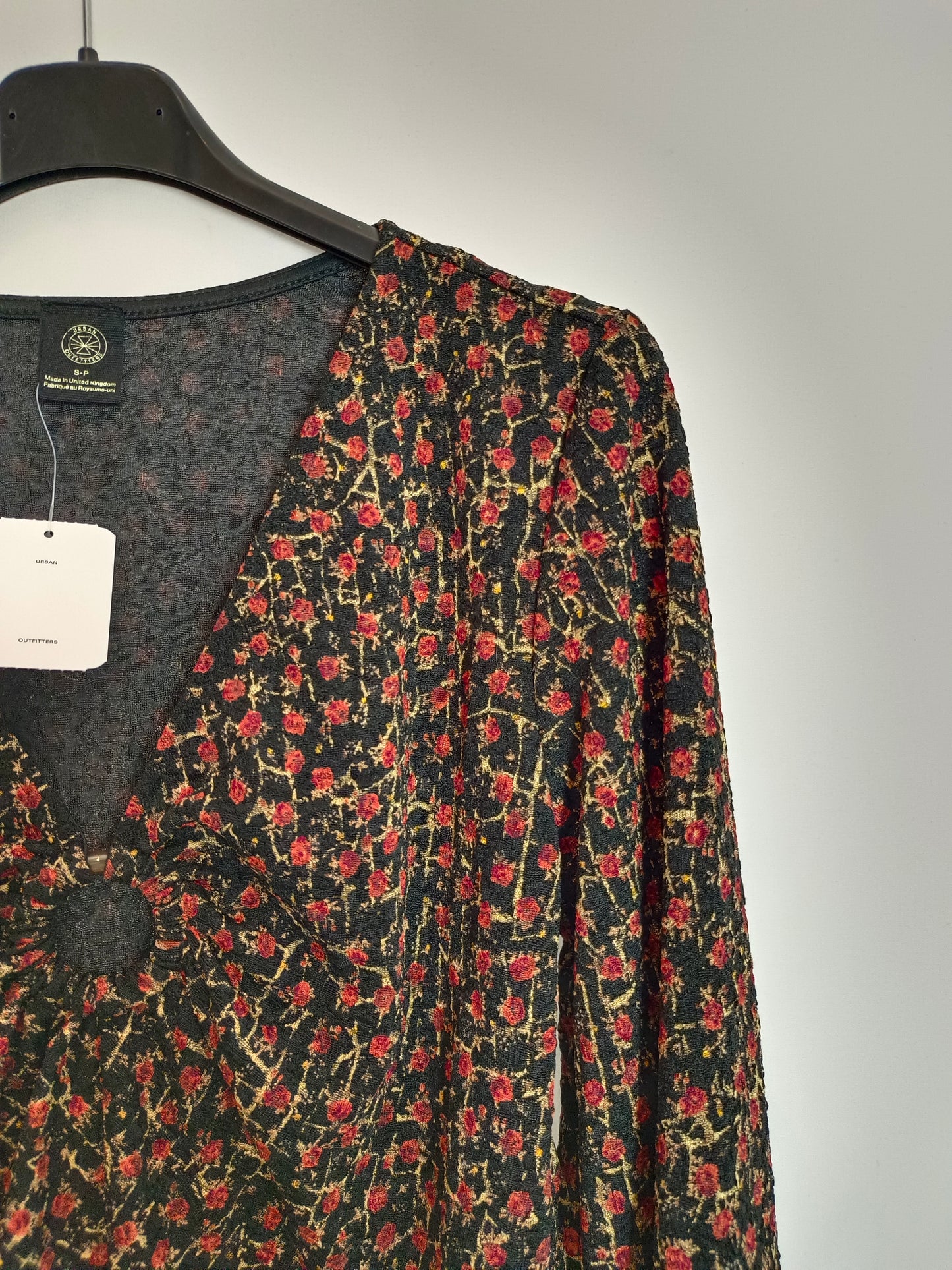 URBAN OUTFITERS. Top negro flores T.s