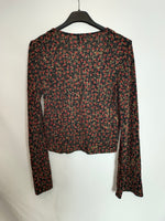 URBAN OUTFITERS. Top negro flores T.s