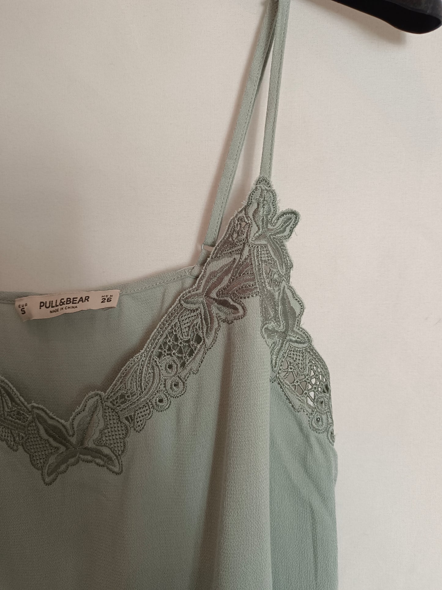 PULL&BEAR. croptop azul encaje T.s