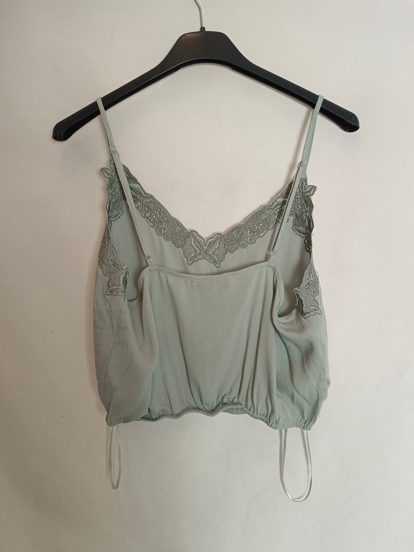 PULL&BEAR. croptop azul encaje T.s