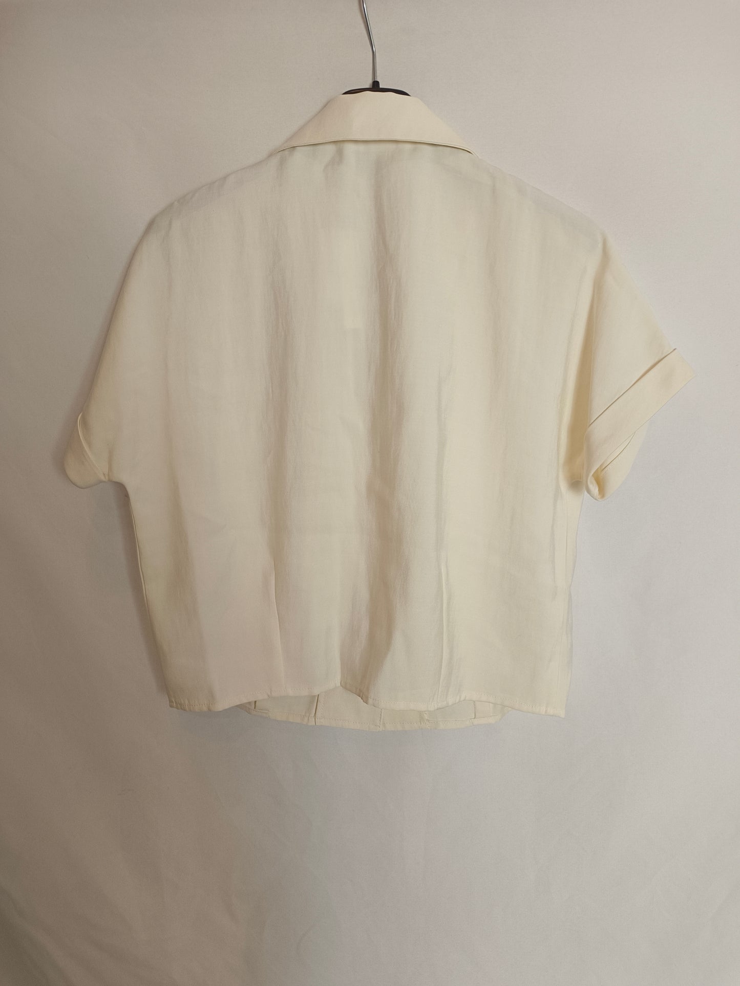 MANGO. Blusa beige botones T.xs