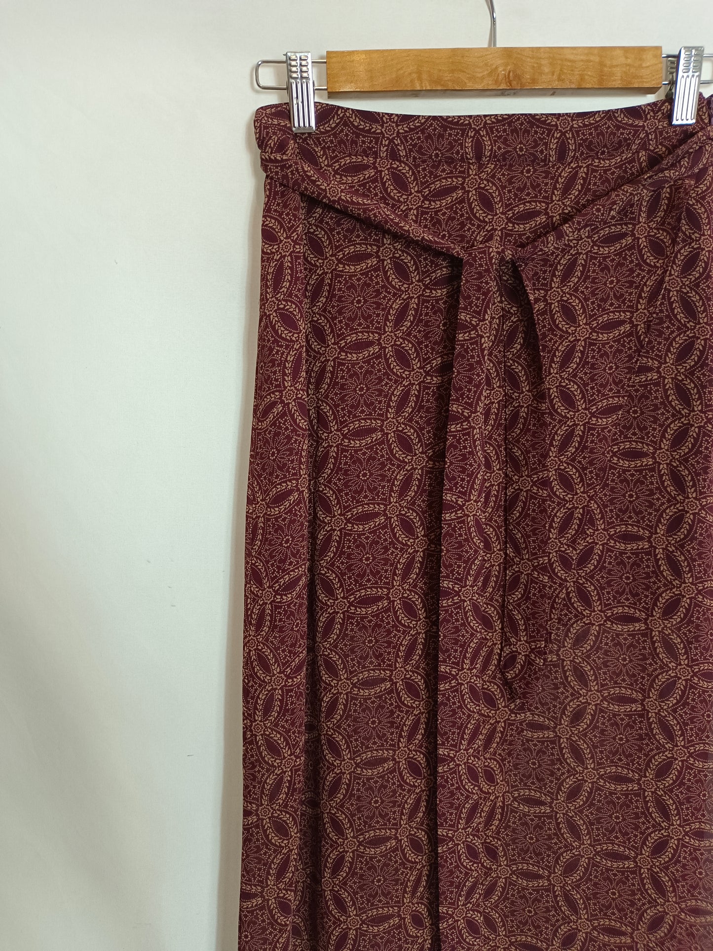 FOREVER21. Falda midi burdeos T.u(32/34)