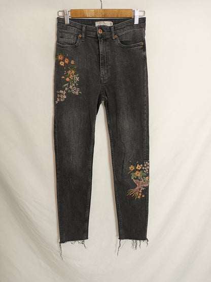 H&M. Pantalón negro bordado T.36
