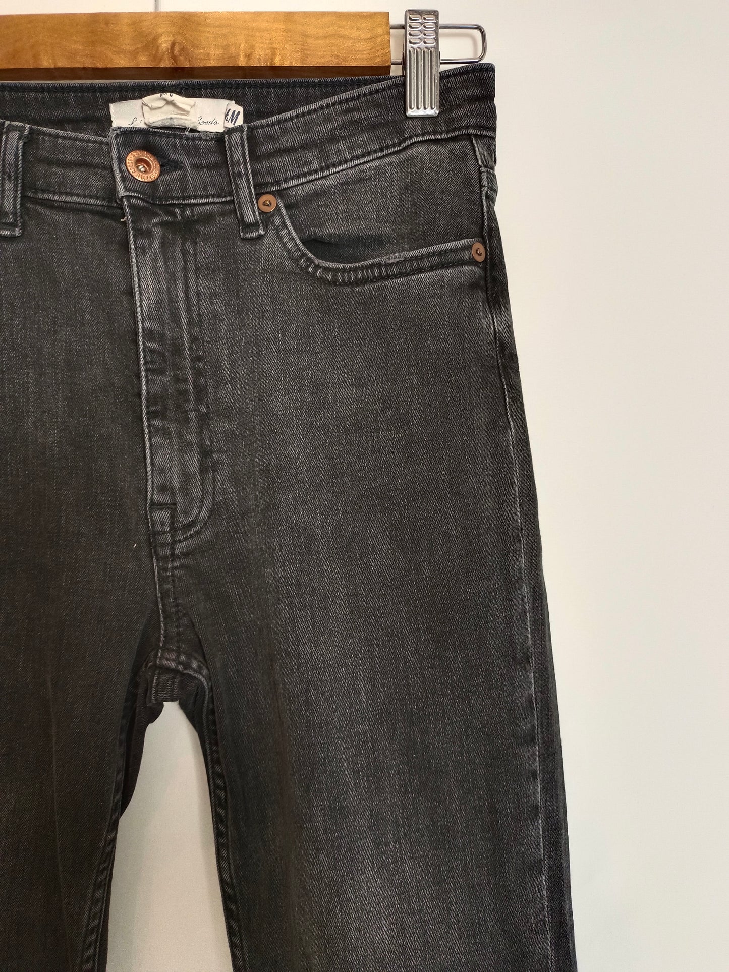 H&M. Pantalón negro bordado T.36