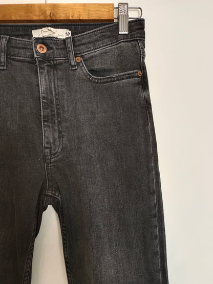 H&M. Pantalón negro bordado T.36