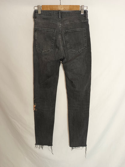 H&M. Pantalón negro bordado T.36