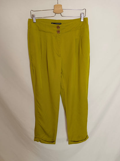 SFERA. Pantalones fluidos verde. T.42
