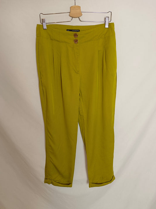 SFERA. Pantalones fluidos verde. T.42