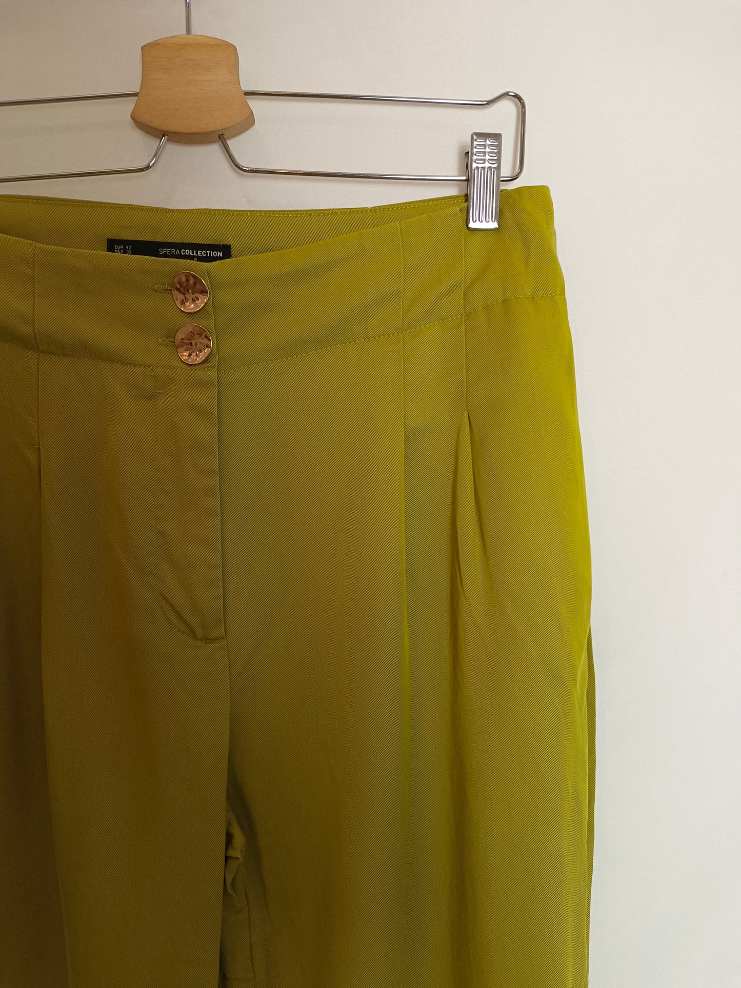 SFERA. Pantalones fluidos verde. T.42