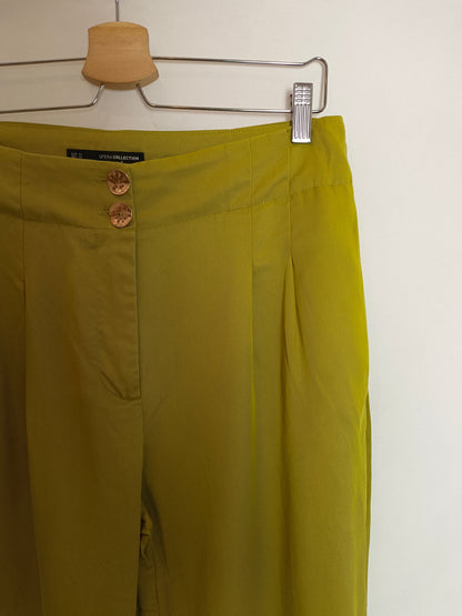 SFERA. Pantalones fluidos verde. T.42