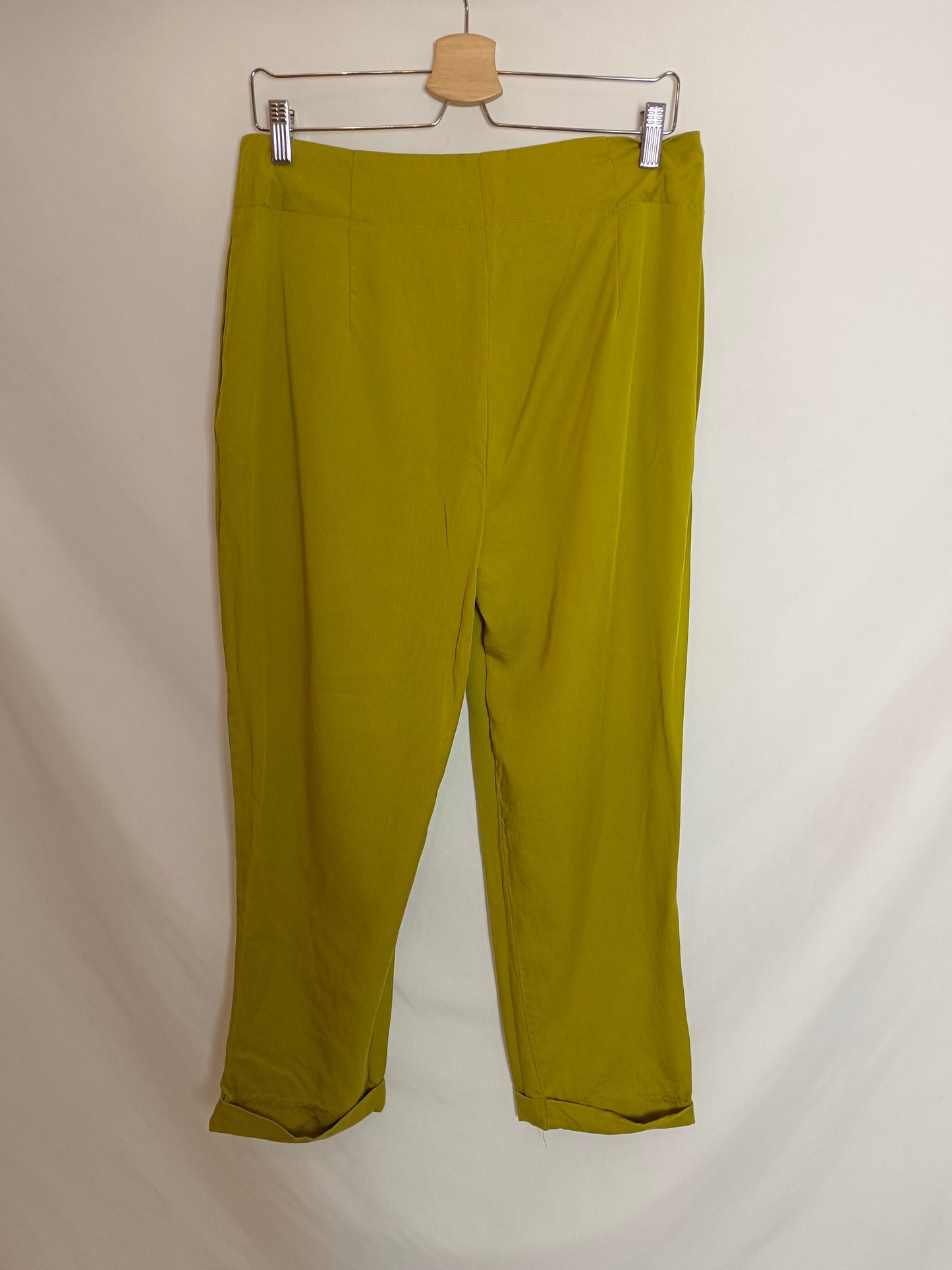 SFERA. Pantalones fluidos verde. T.42