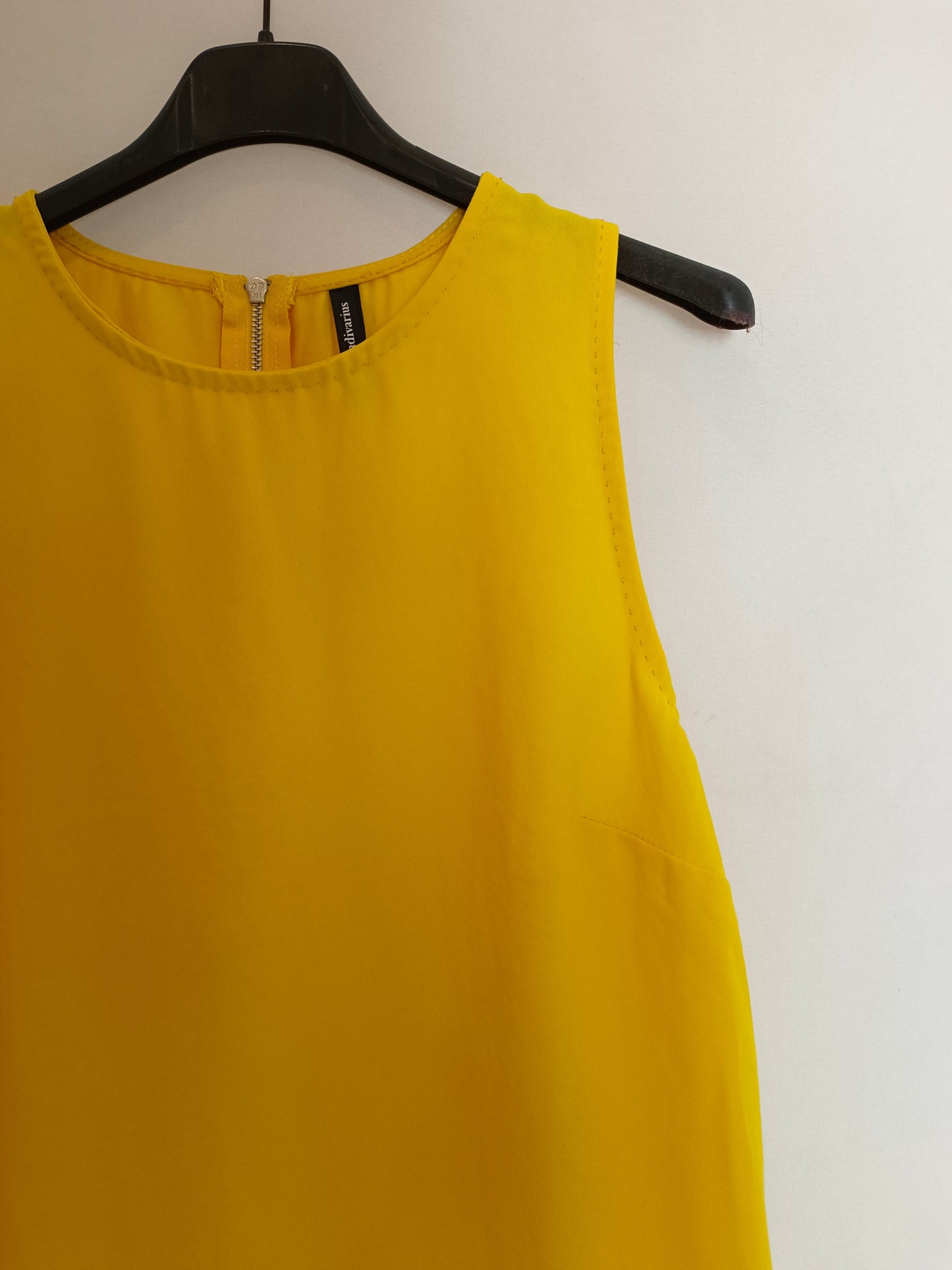 STRADIVARIUS. Top fluido amarillo T.l