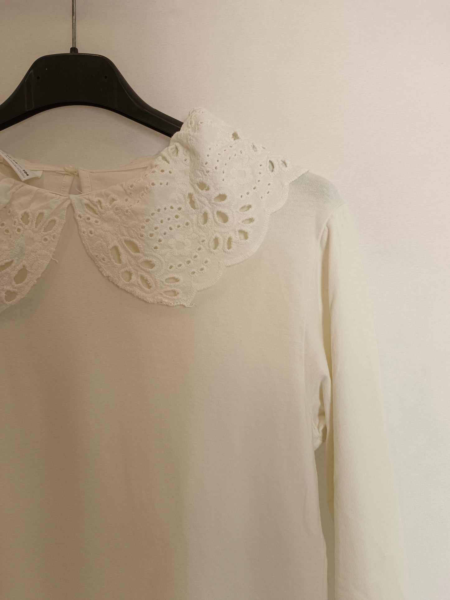 ZARA. Camiseta blanca cuello T.13/14(xxs)