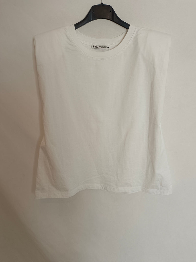 ZARA. Camiseta blanca hombreras T.s