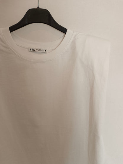ZARA. Camiseta blanca hombreras T.s