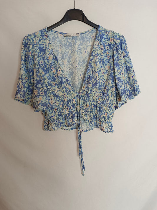 PULL&BEAR. Top azul flores T.m