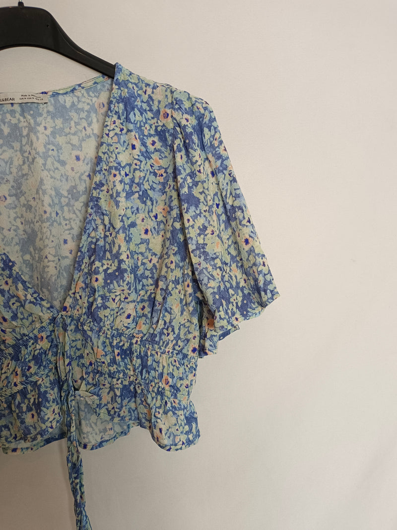 PULL&BEAR. Top azul flores T.m