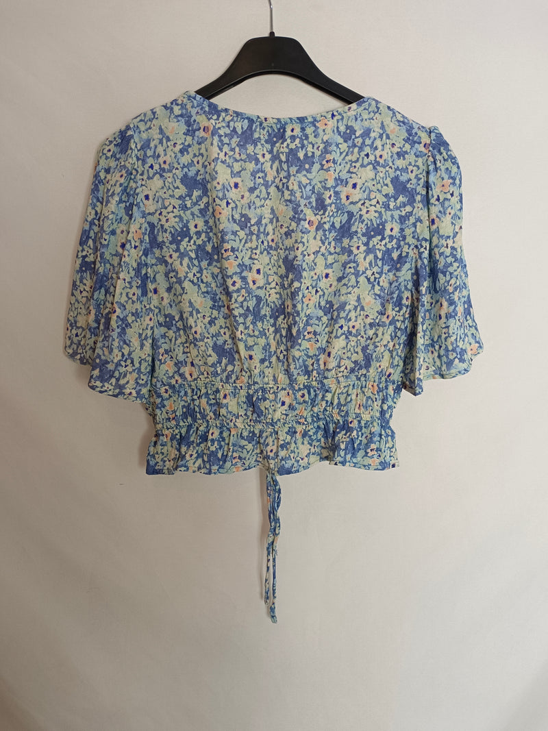 PULL&BEAR. Top azul flores T.m