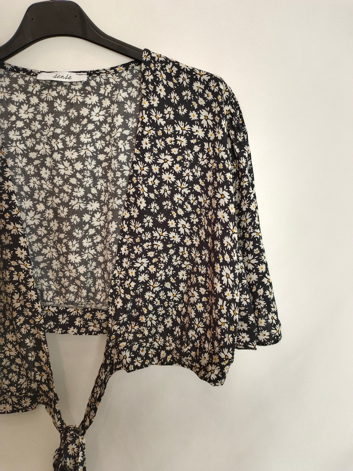 SENSE. Top negro flores Tu(s)