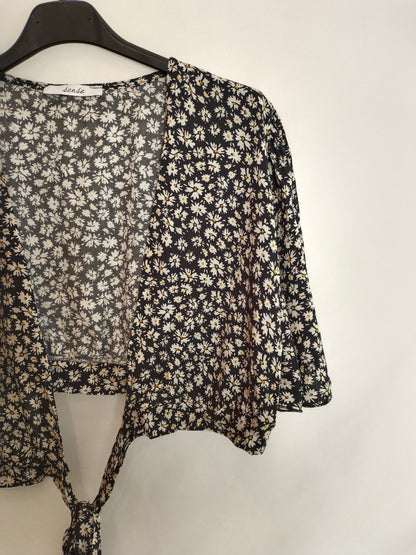 SENSE. Top negro flores Tu(s)