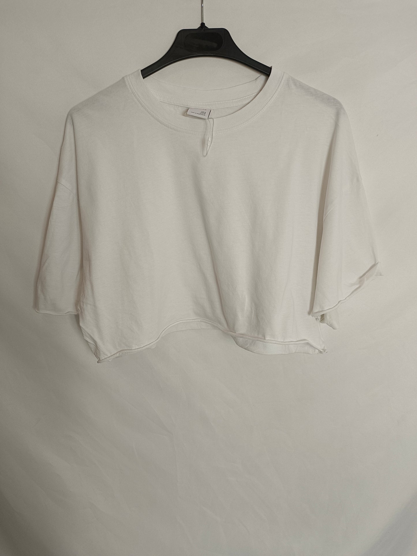 BERSHKA. Crop top mangas blanco. T.M