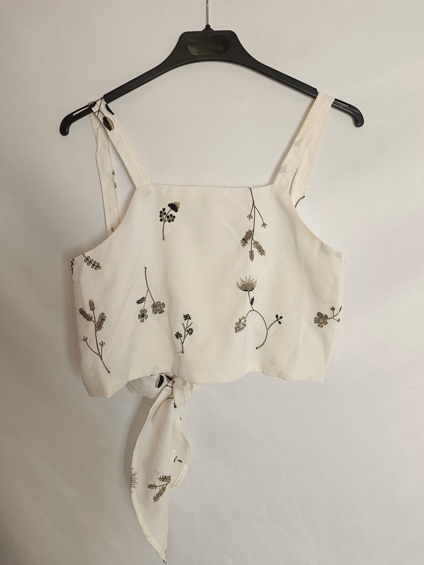 OTRAS. Croptop lazada y flores T.xs