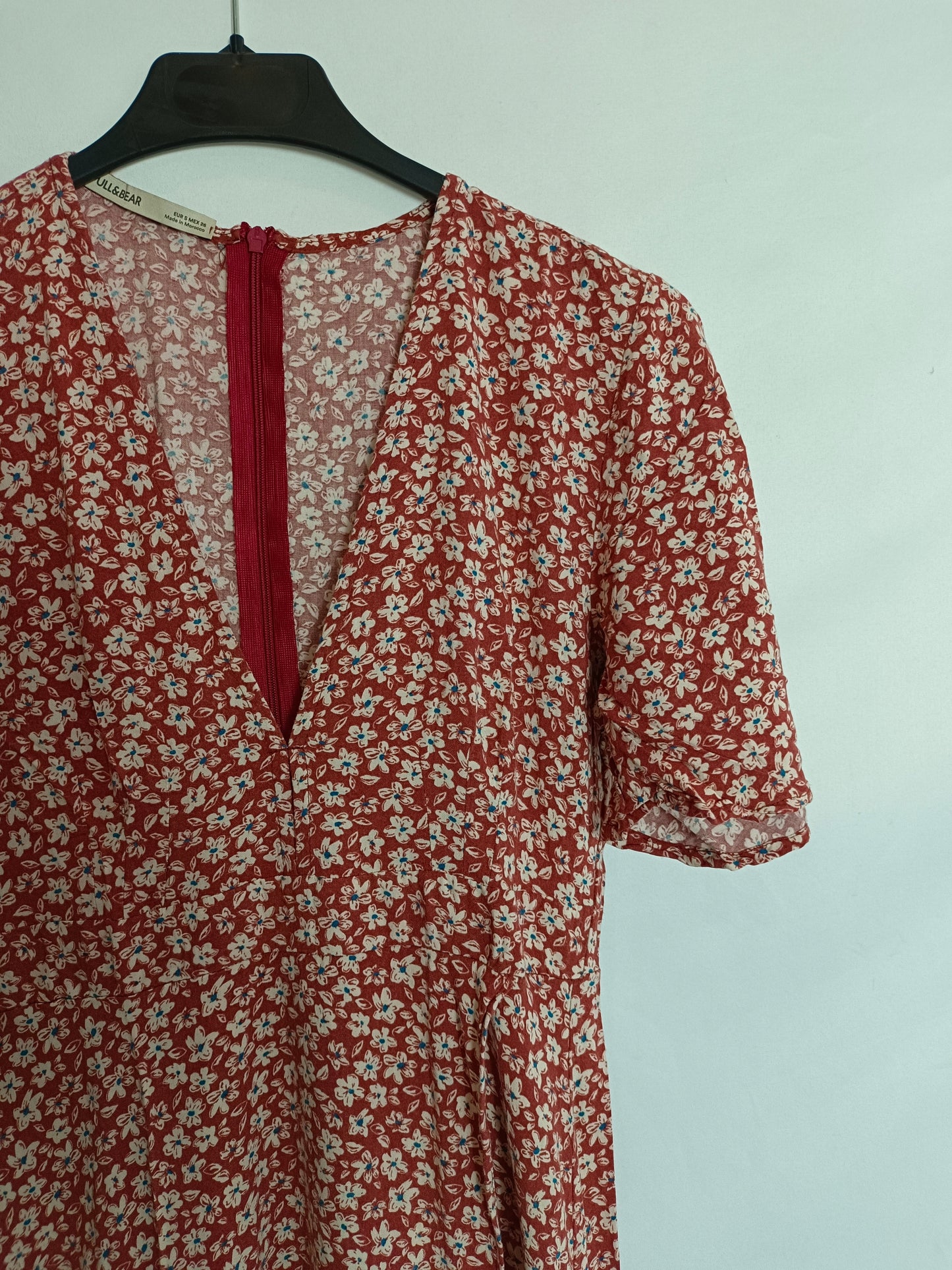 PULL&BEAR. Vestido midi cruzado flores. T.S