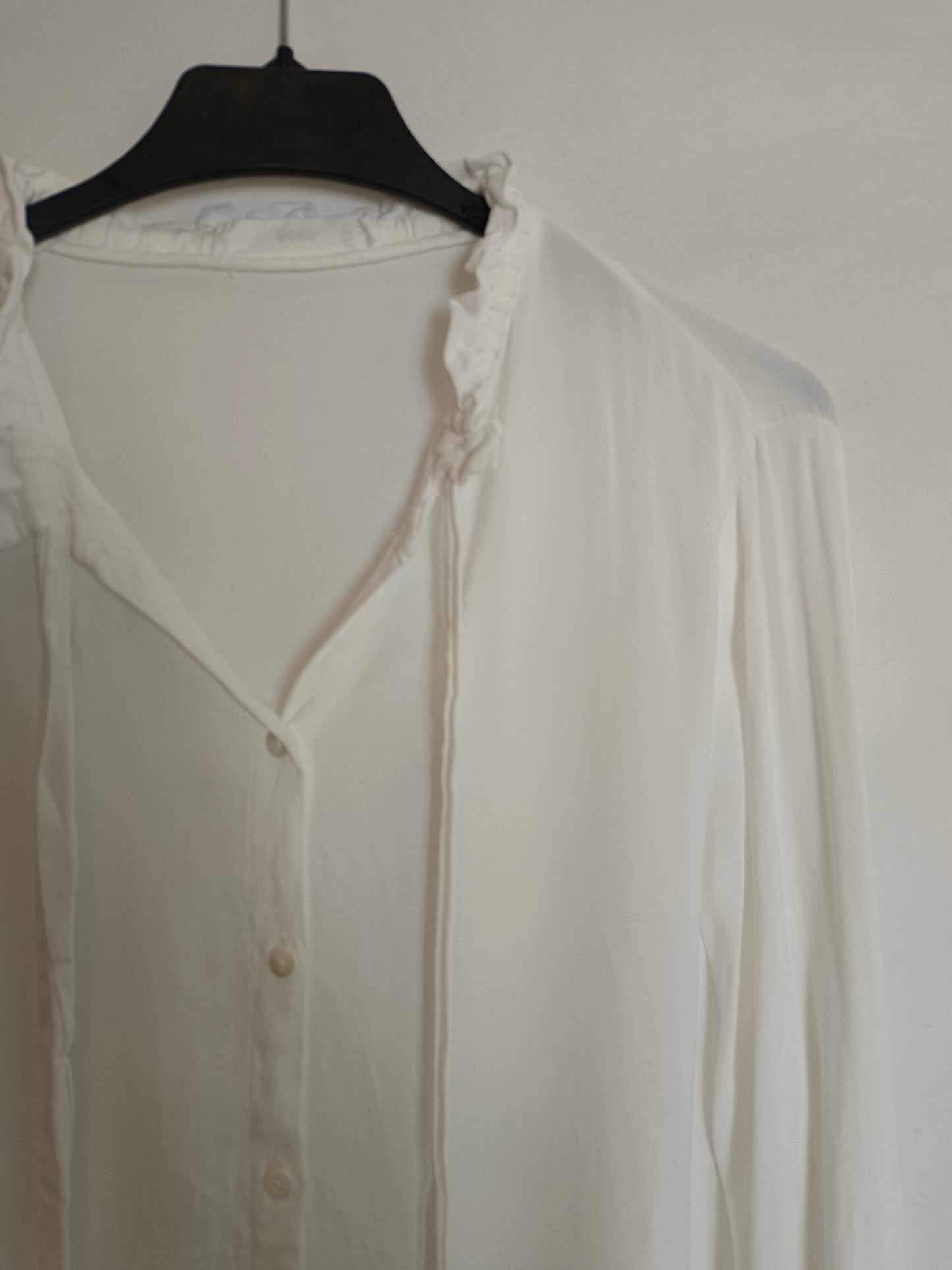 MANGO. Camisa blanca lazada cuello. T.S