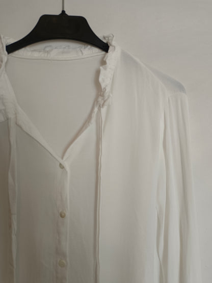 MANGO. Camisa blanca lazada cuello. T.S