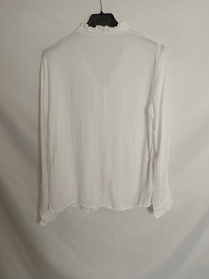MANGO. Camisa blanca lazada cuello. T.S