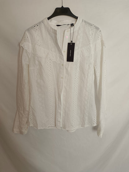 VERO MODA. Blusa blanca troquelada T.m