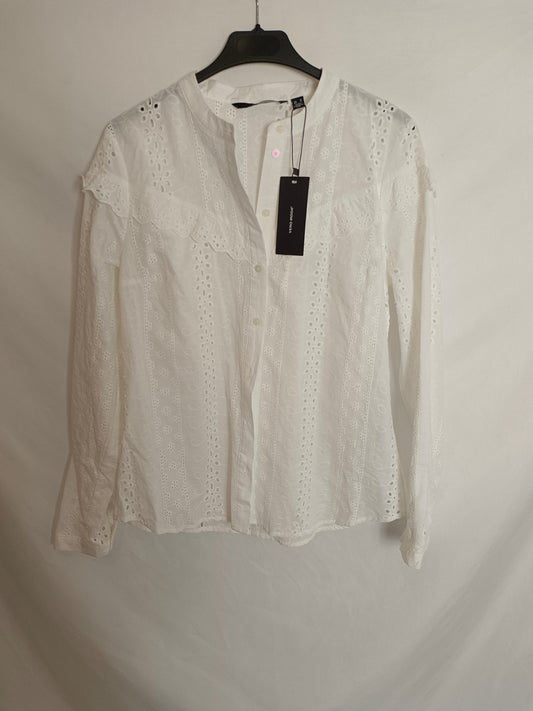 VERO MODA. Blusa blanca troquelada T.m