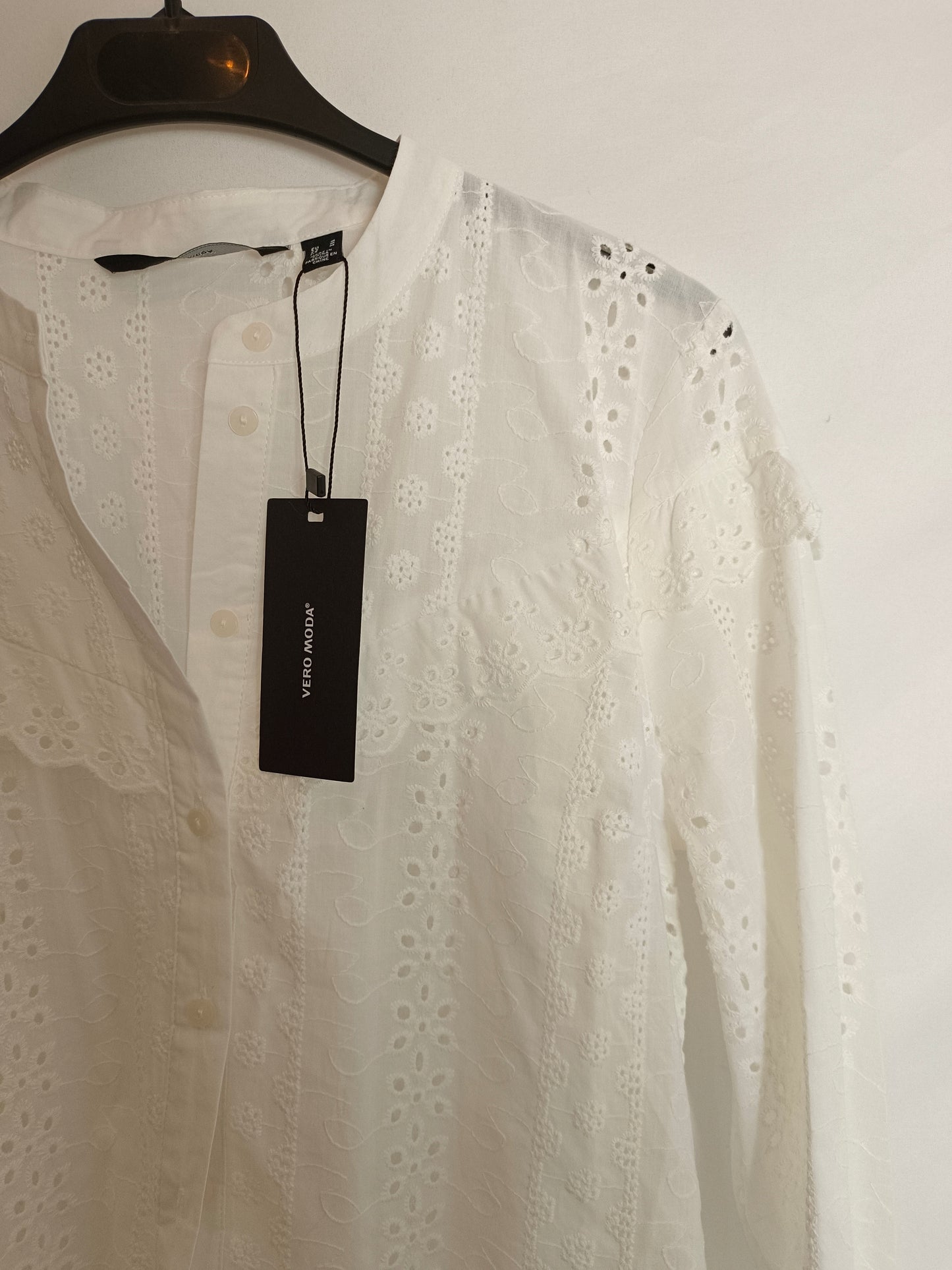 VERO MODA. Blusa blanca troquelada T.m