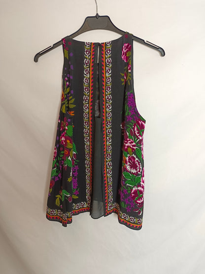 ZARA. Top negro flores T.m