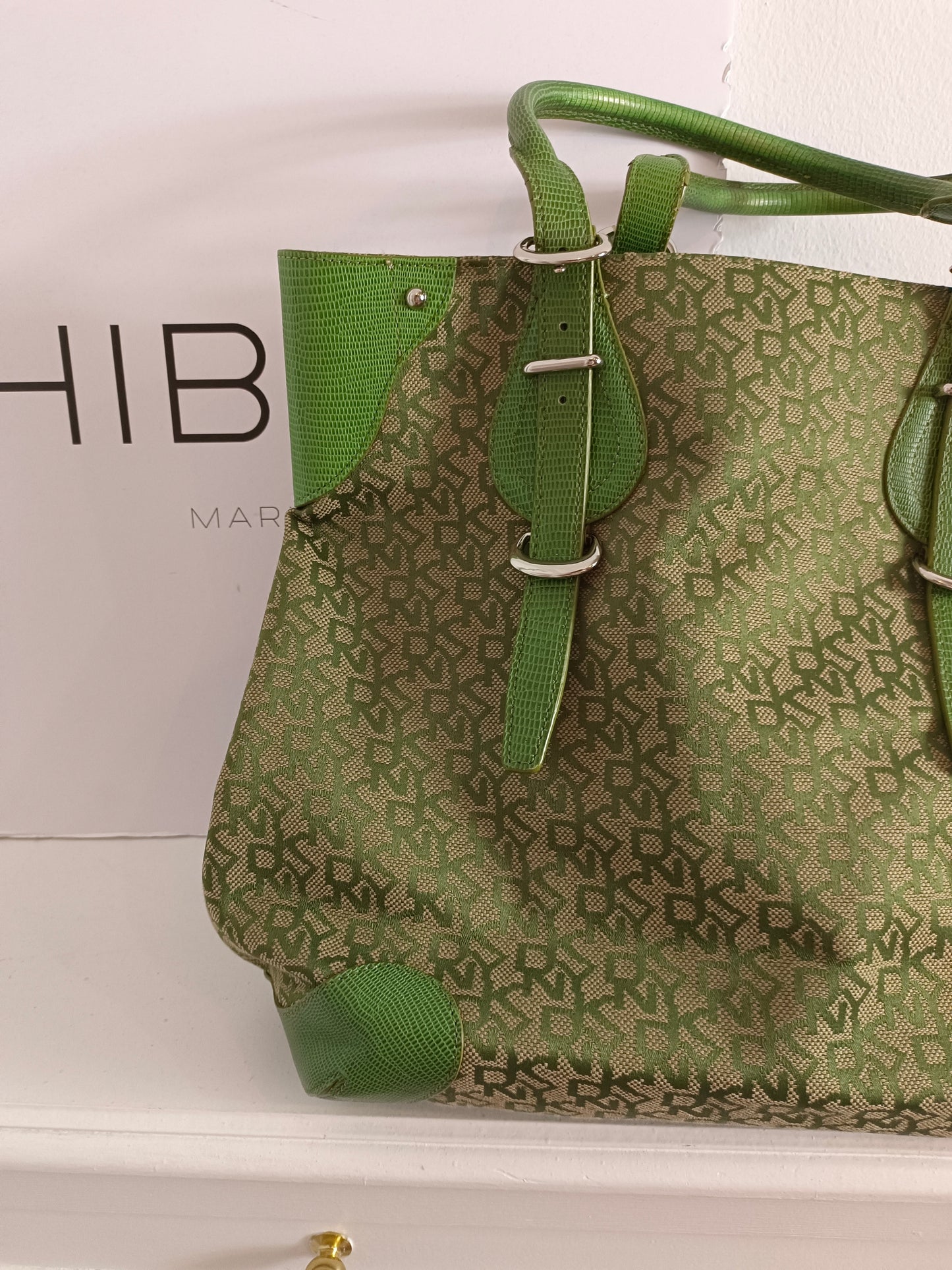 DKNY. Bolso verde tela (TARA)