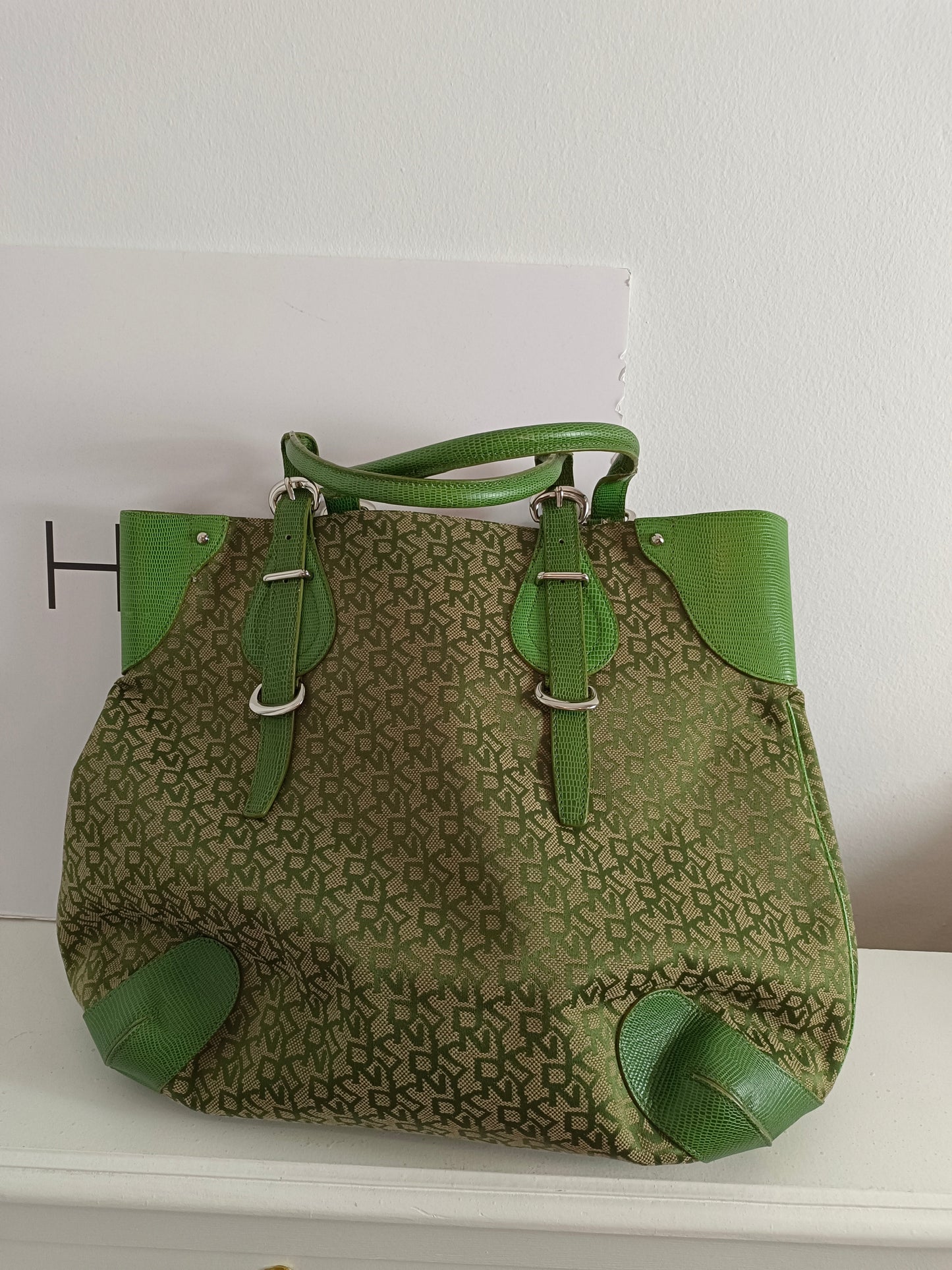 DKNY. Bolso verde tela (TARA)