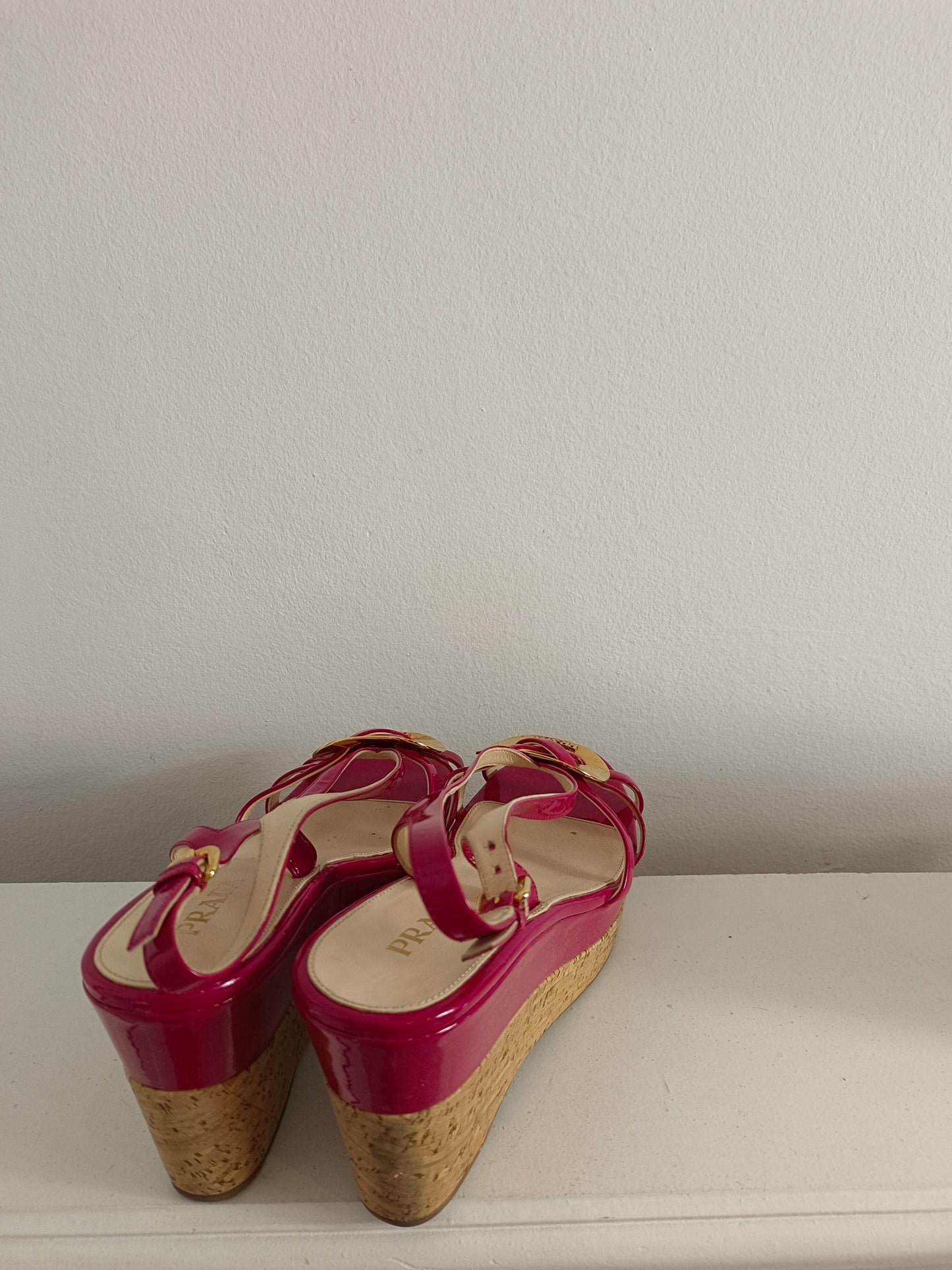 PRADA. Plataformas rosas charol T.41