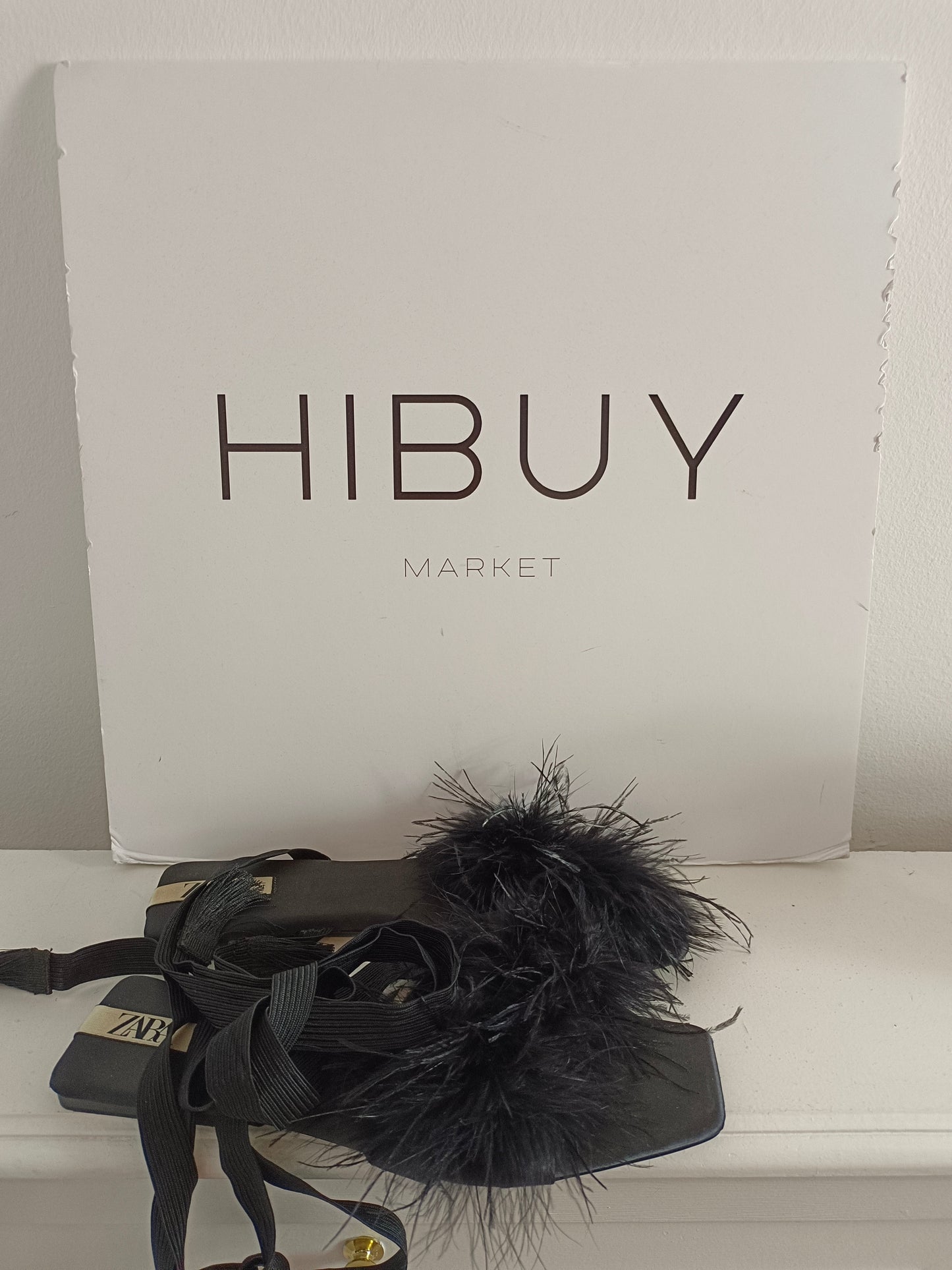 ZARA. Sandalia negra plumas T.41