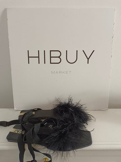 ZARA. Sandalia negra plumas T.41