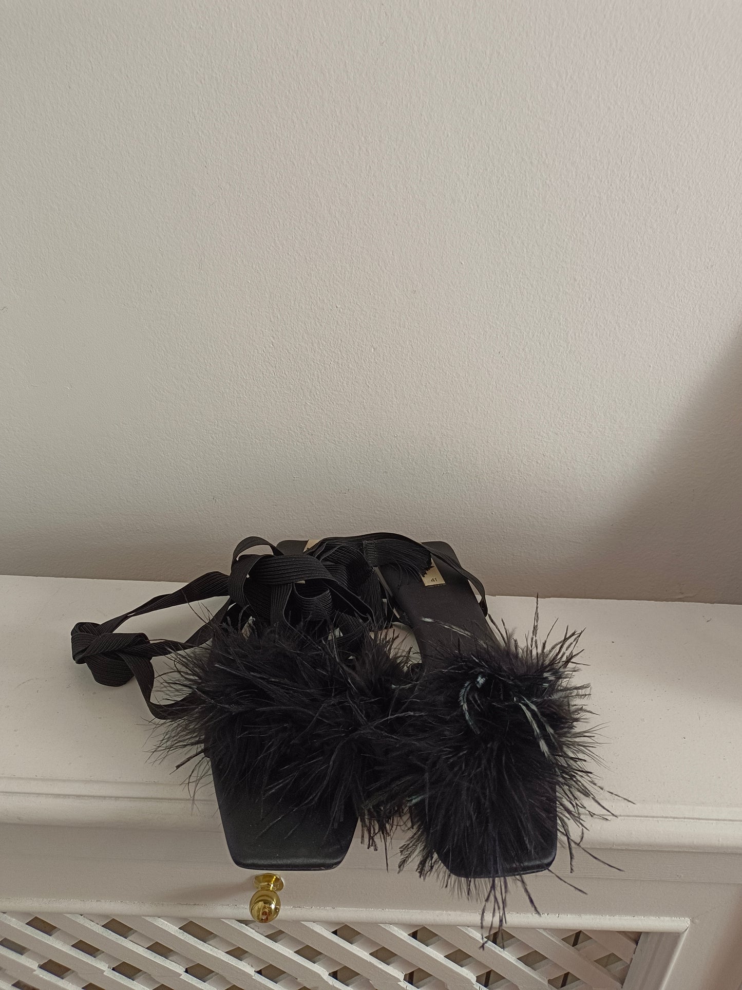 ZARA. Sandalia negra plumas T.41