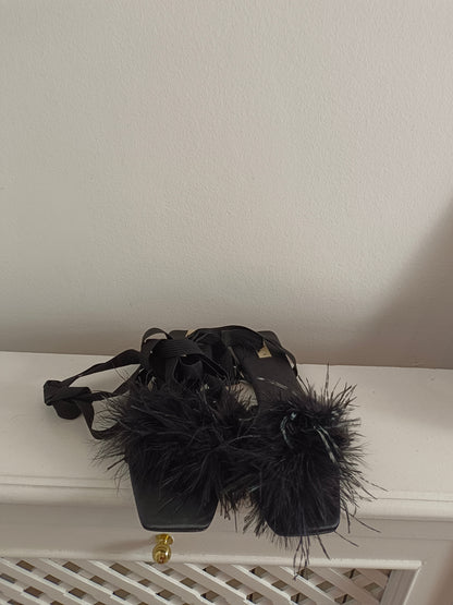 ZARA. Sandalia negra plumas T.41