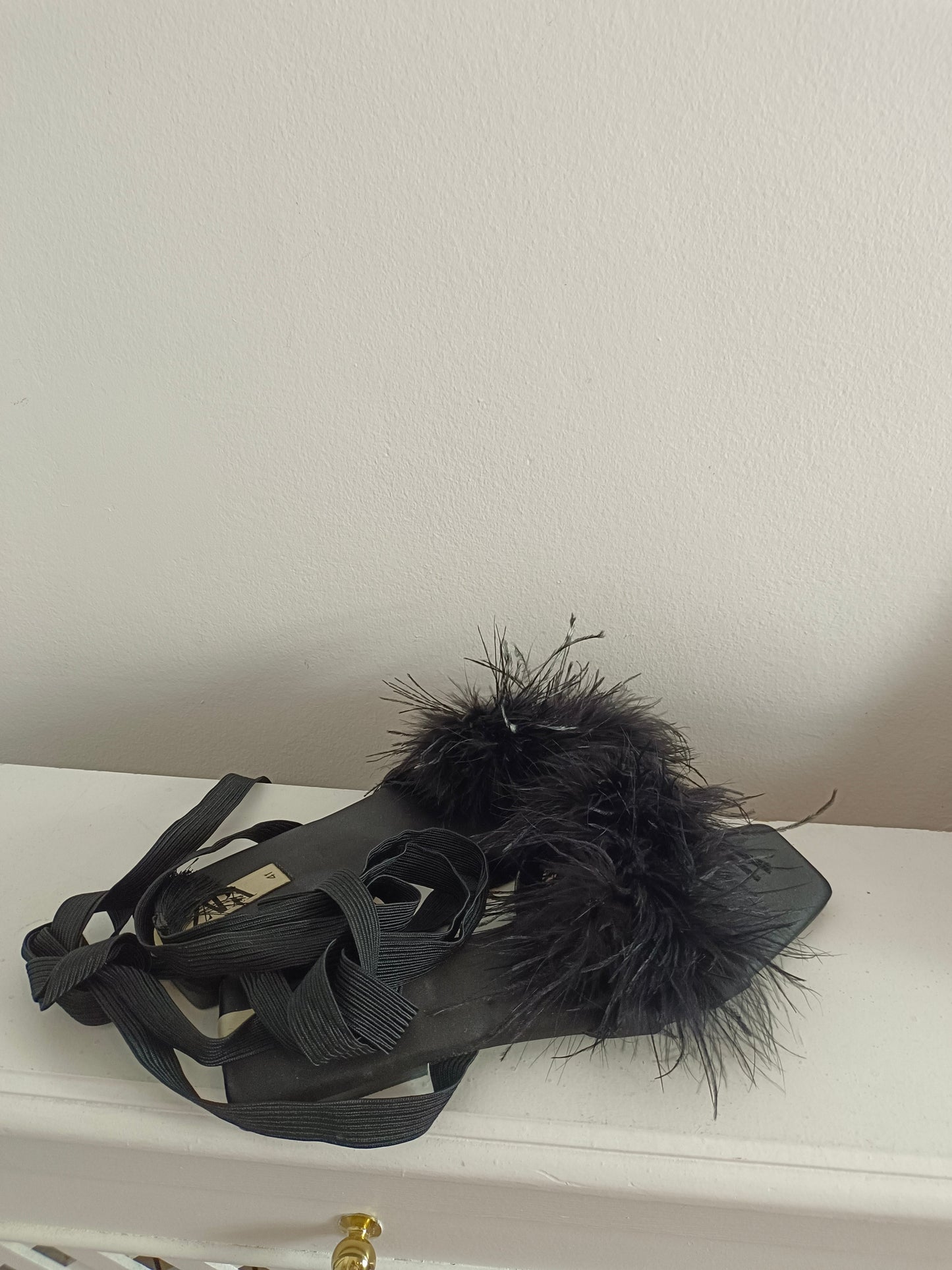 ZARA. Sandalia negra plumas T.41