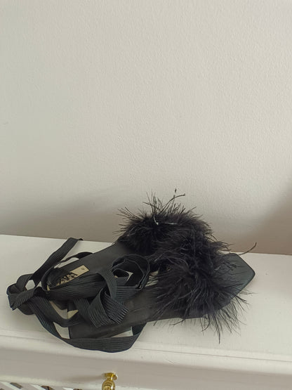 ZARA. Sandalia negra plumas T.41