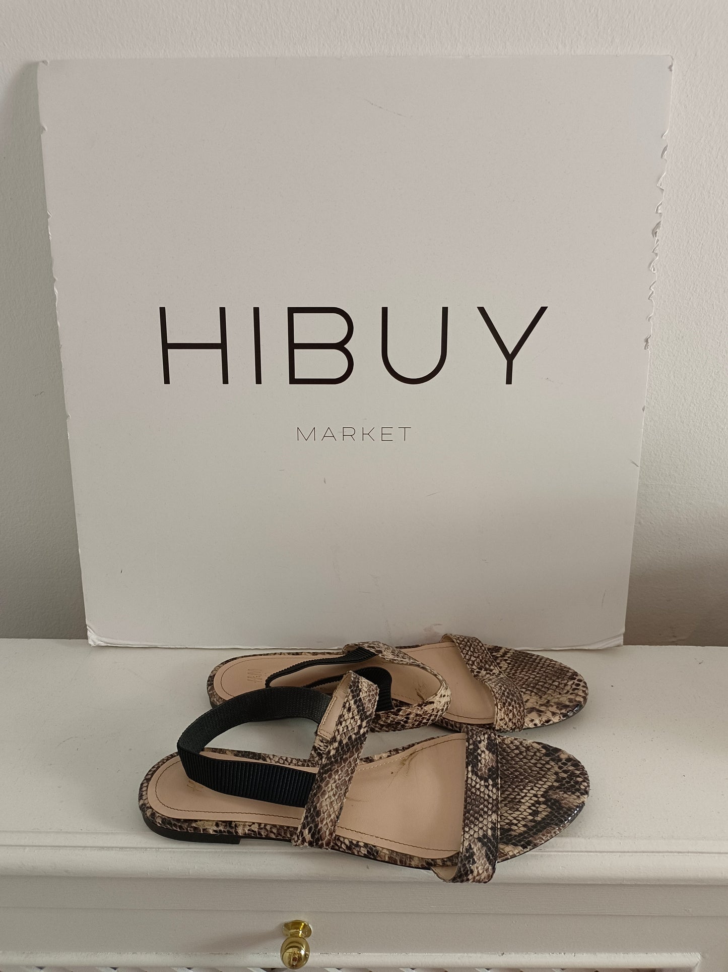 H&M. Sandalia print plana T.41