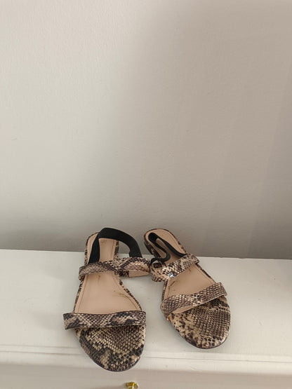 H&M. Sandalia print plana T.41