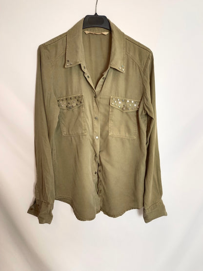 ZARA. Blusa verde tachuelas T.m
