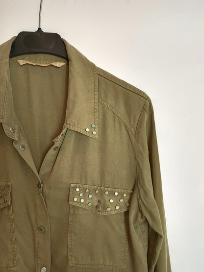 ZARA. Blusa verde tachuelas T.m