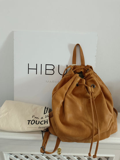 BIBA BY NATURAL. Mochila camel piel