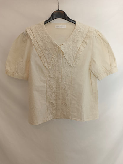 ZARA. Camisa blanco roto cuello bordado. T13-14