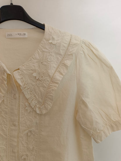 ZARA. Camisa blanco roto cuello bordado. T13-14